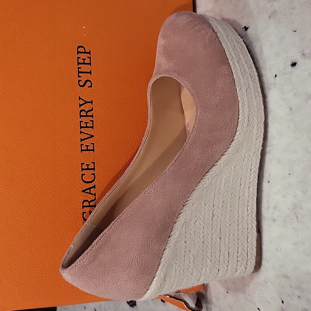 Pink wedge shoe